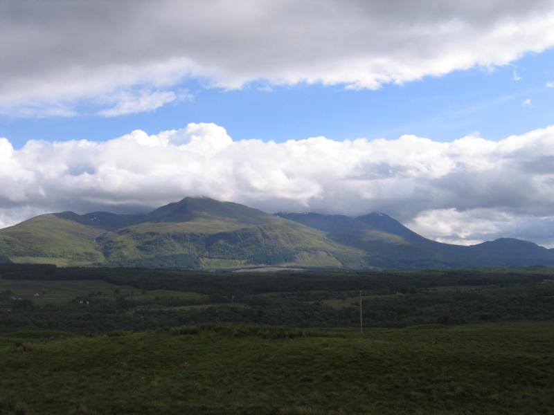 K800_IMG_2192_bennevis.JPG - Die Aussicht vom Parkplatz am Commando Memorial - Ben Nevis etwas in den Wolken, aber dafür immerhin mit blauem Himmel!