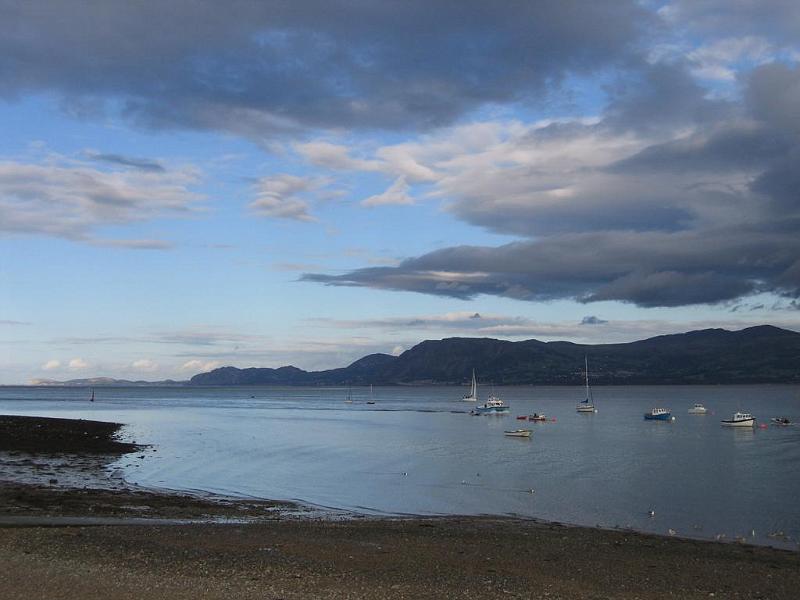 101_Beaumaris.JPG - Blick über die Menai Strait, Beaumaris, Anglesey