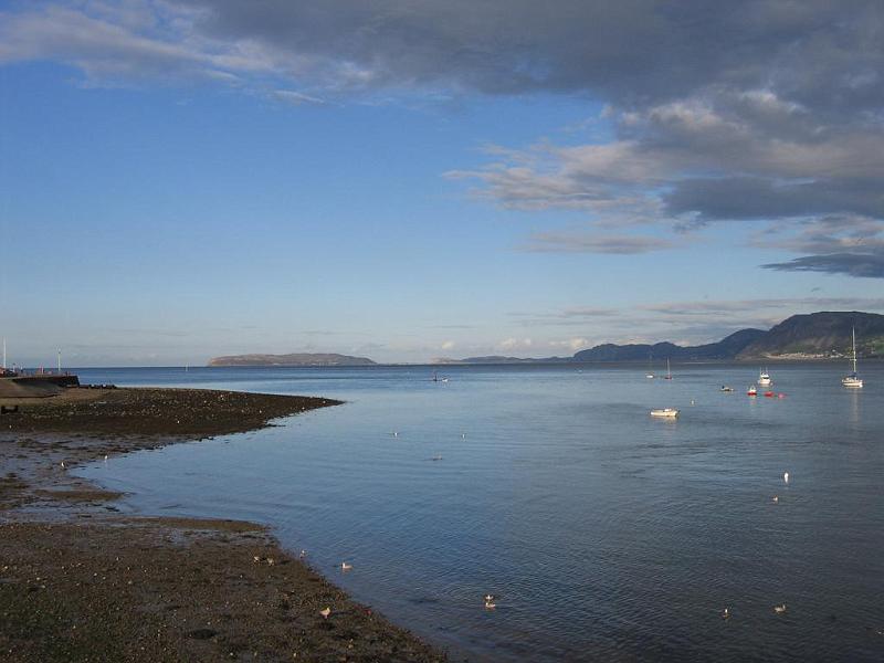 102_Beaumaris.JPG - Blick über die Menai Strait, Beaumaris, Anglesey